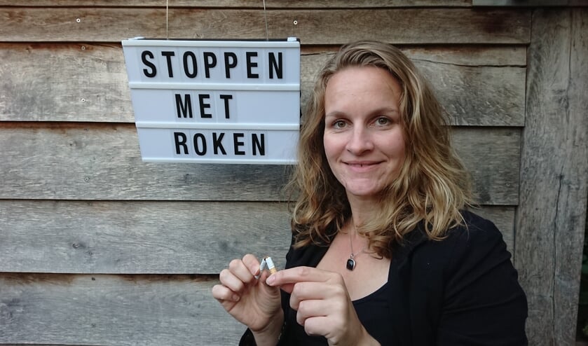 Linda Huisman is praktijkondersteuner bij Huisartsenpraktijk Hummelo en Keppel en begeleidt patiënten die willen stoppen met roken. 'Het is heel normaal dat je 3 tot 4 pogingen nodig hebt voordat het definitief lukt om van het roken af te blijven.' Foto: Paul Huisman