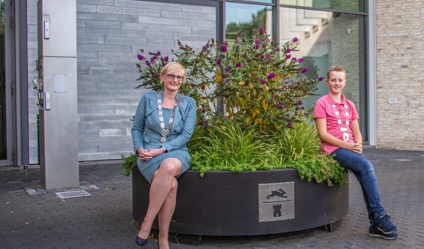 <p>Burgemeester Marianne Besselink en jeugdburgemeester Kjeld Kempers bij het gemeentehuis van Bronckhorst. Foto: Liesbeth Spaansen</p>