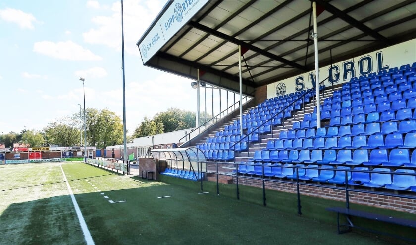 De tribune op het sportpark Den Elshof, die de komende weken onbezet zal blijven. Foto: Theo Huijskes