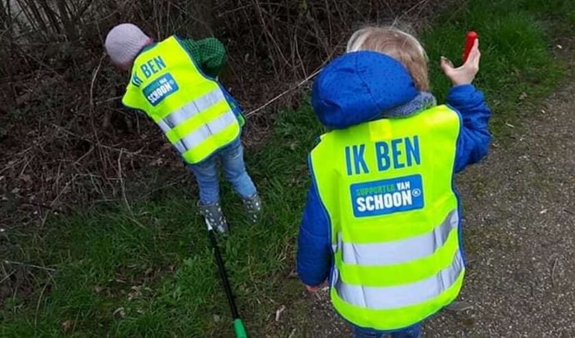 Vrijwilligers ruimen andermans troep op. Foto Marja Polman