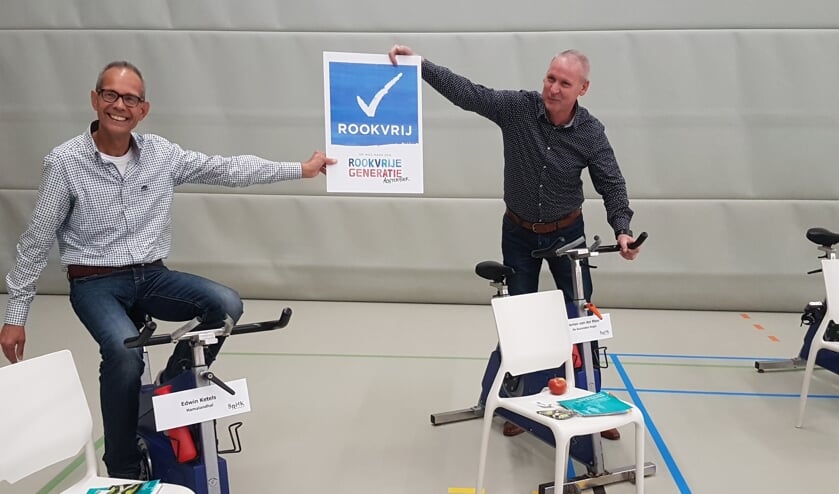 Jos Hoenderboom (rechts) overhandigt Edwin Ketels een affiche voor in de Hamalandhal. Foto: Mark Ebbers