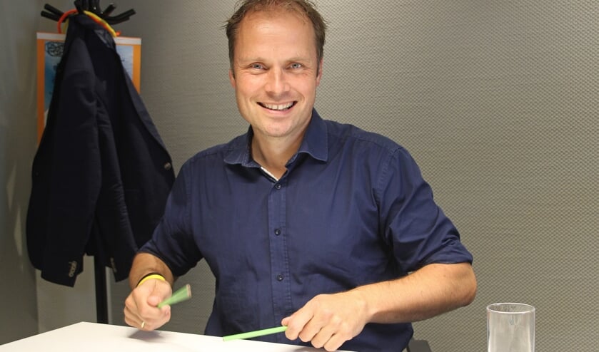Hans te Lindert, bij gebrek aan een ander instrument, drumt voor de foto even met potloden. Foto: Lydia ter Welle