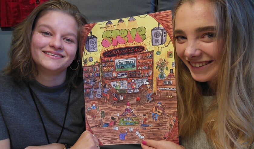 Jill van der Toorn (links) en Anaís Rietman tonen de door iemand uit hun veelzijdige netwerk vervaardigde poster die het initiatief voor een jongerencafé onder de aandacht brengt. Foto: Eric Klop