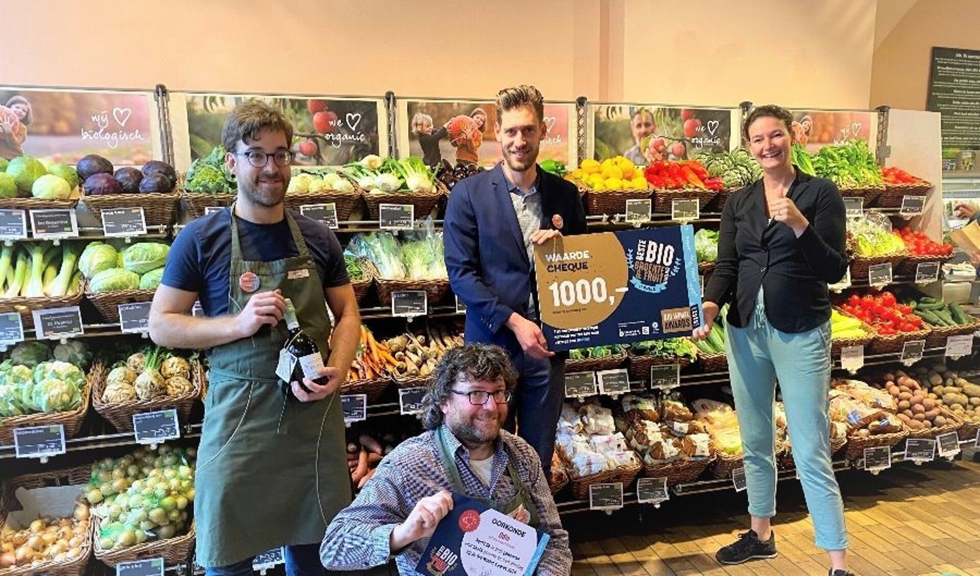 Daniël Opdam, bedrijfsleider van de biologische Odin winkel in Zutphen, en zijn team ontvangen 1.000 euro, een workshop en een lokaal promotiepakket van Roosmarijn Saat van de Biowinkelvereniging. Foto: PR