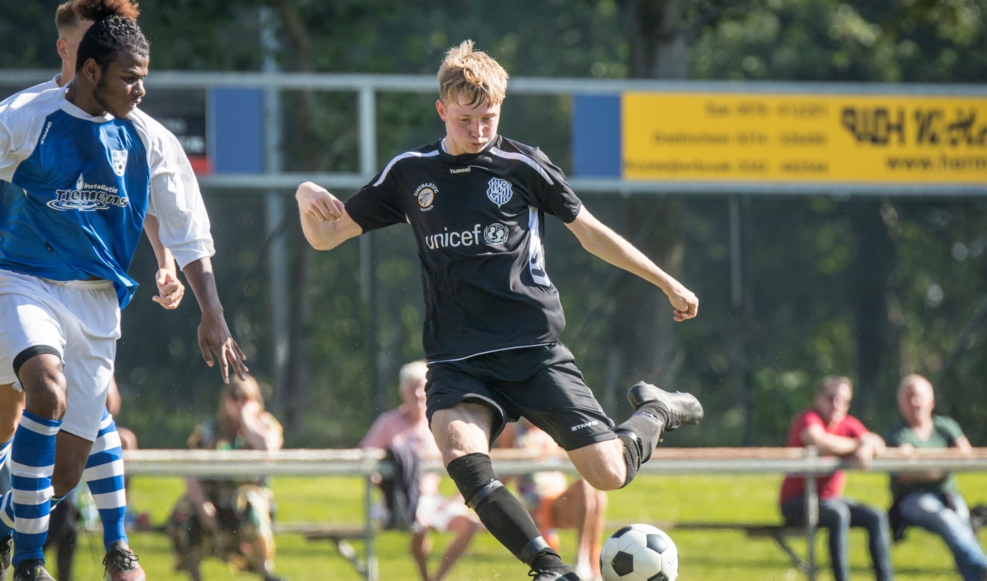Mika Dekker, die goed was voor 3 doelpunten, in actie. Foto: Koos Groenewold