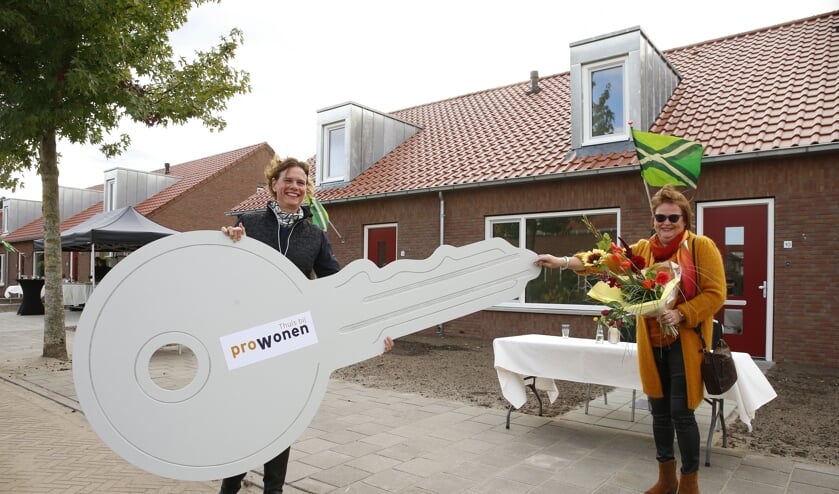 Hanke Struik met bewoonster mevrouw Raspe. Foto: Hans Prinsen