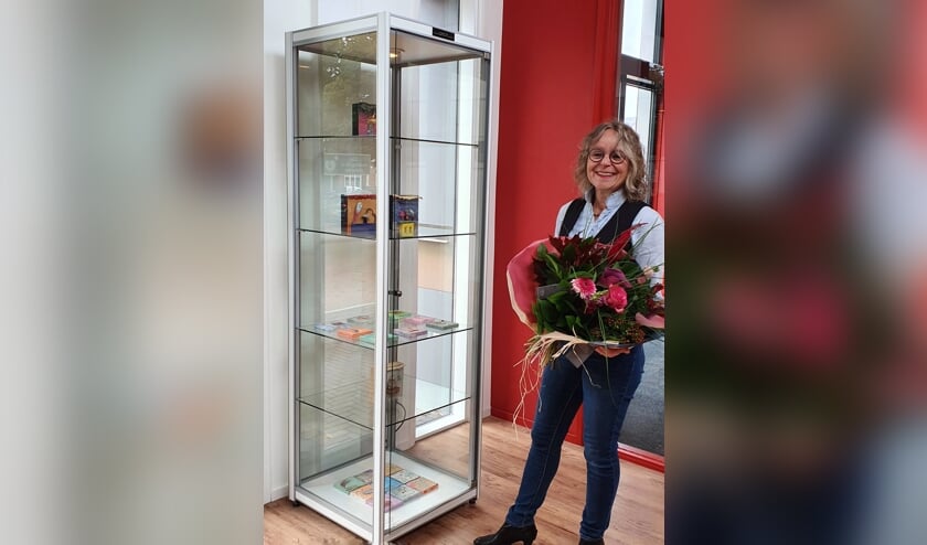 Marika Meershoek bij een vitrine met haar werk. Foto: PR