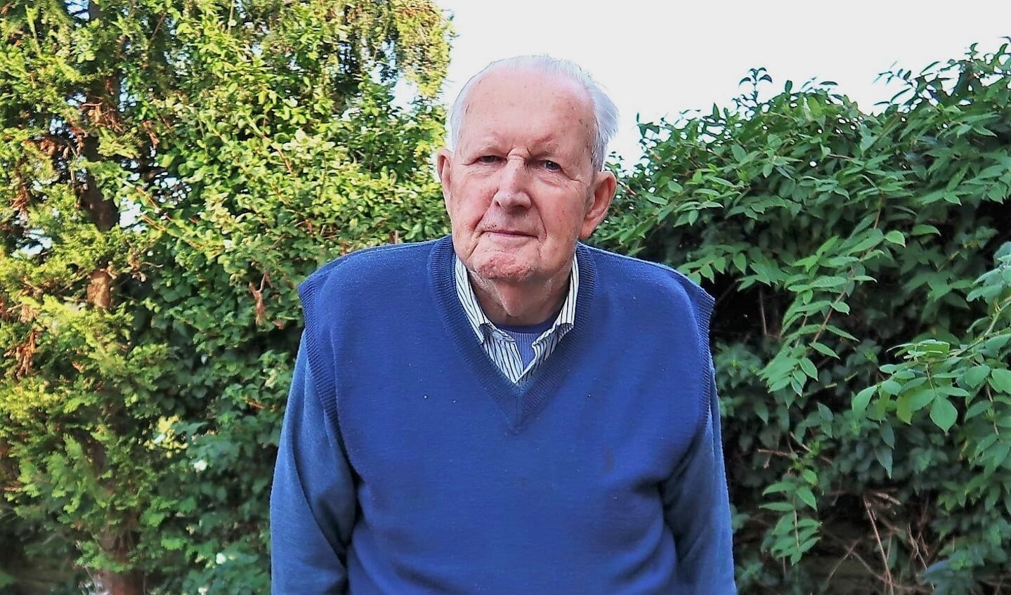 Cees van Eijck in de achtertuin van zijn woning. Foto: Theo Huijskes