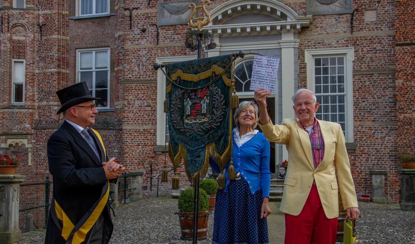 Baron en barones Van Lynden enthousiast over jubileumboek 125 jaar Volksfeest Keppel en Eldrik. Foto: Achterhoekfoto.nl/Liesbeth Spaansen