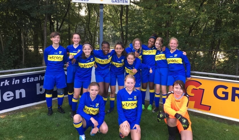 Het team MO-15 van Sportclub Lochem. met op het scoorbord hun resultaat. Foto: Natasja Everink