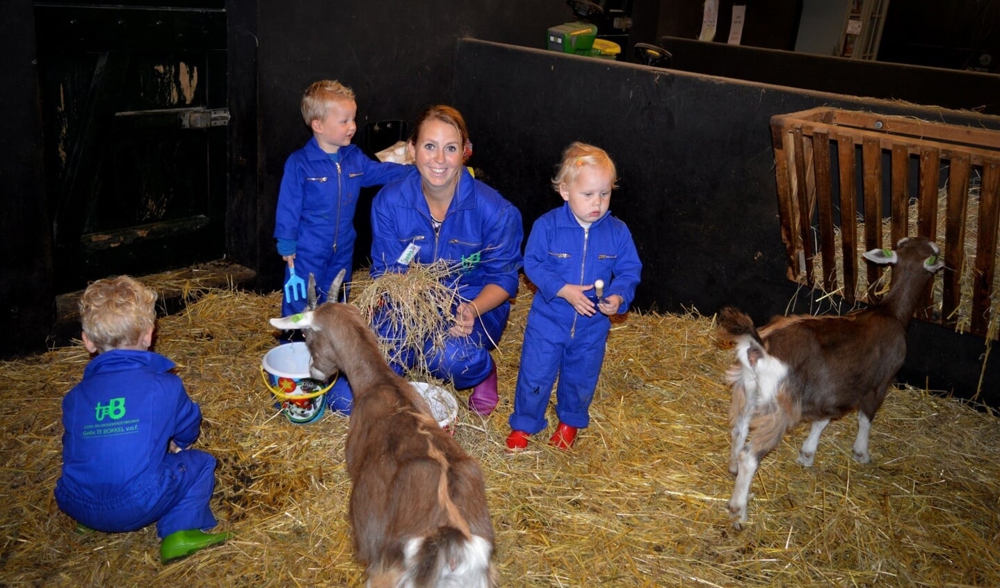 Sandra Nijman met wat Kleine Bözzels bij de geitjes in de stal. Foto: PR