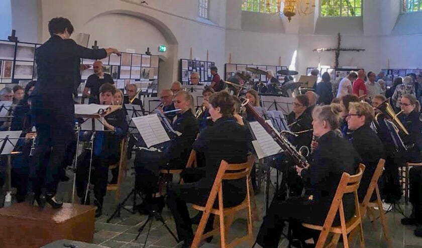 De harmonie van Nieuw Leven treedt op in de Steenderense Remigiuskerk. Foto: Historische Vereniging Steenderen