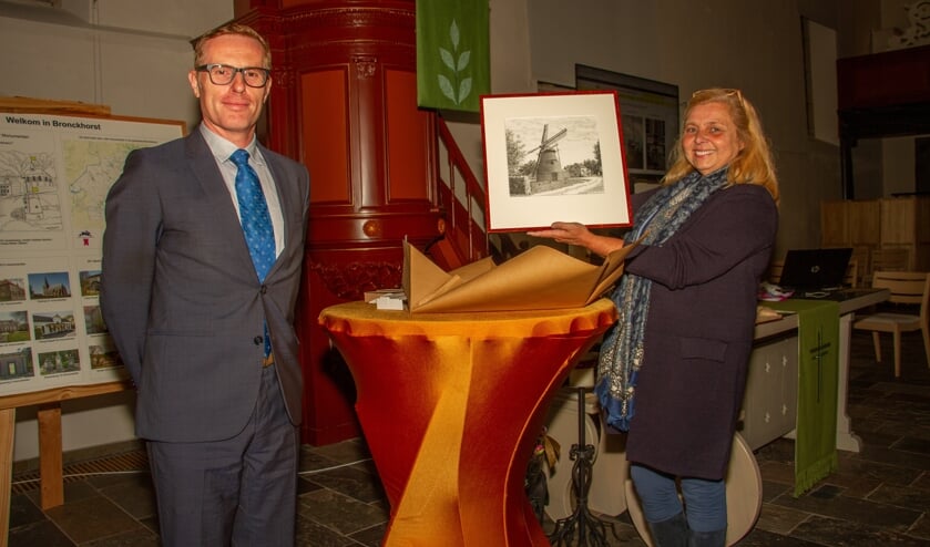 Wethouder Buunk ‘overhandigde’ de Monumentenprijs aan eigenaar van de Coops Molen, Hélène Pellegrini. Foto: Achterhoekfoto.nl/Liesbeth Spaansen