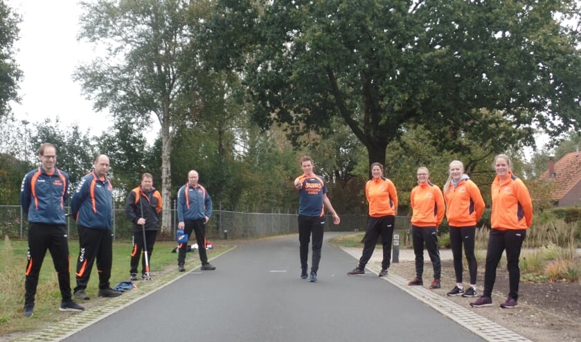 Onder toeziend oog van zijn teamgenoten (links) en de vrouwen van de kernploeg had Patrick Zieverink een perfect afschot tijdens de eerste landelijk straatwedstrijd. Foto: Jan Hendriksen