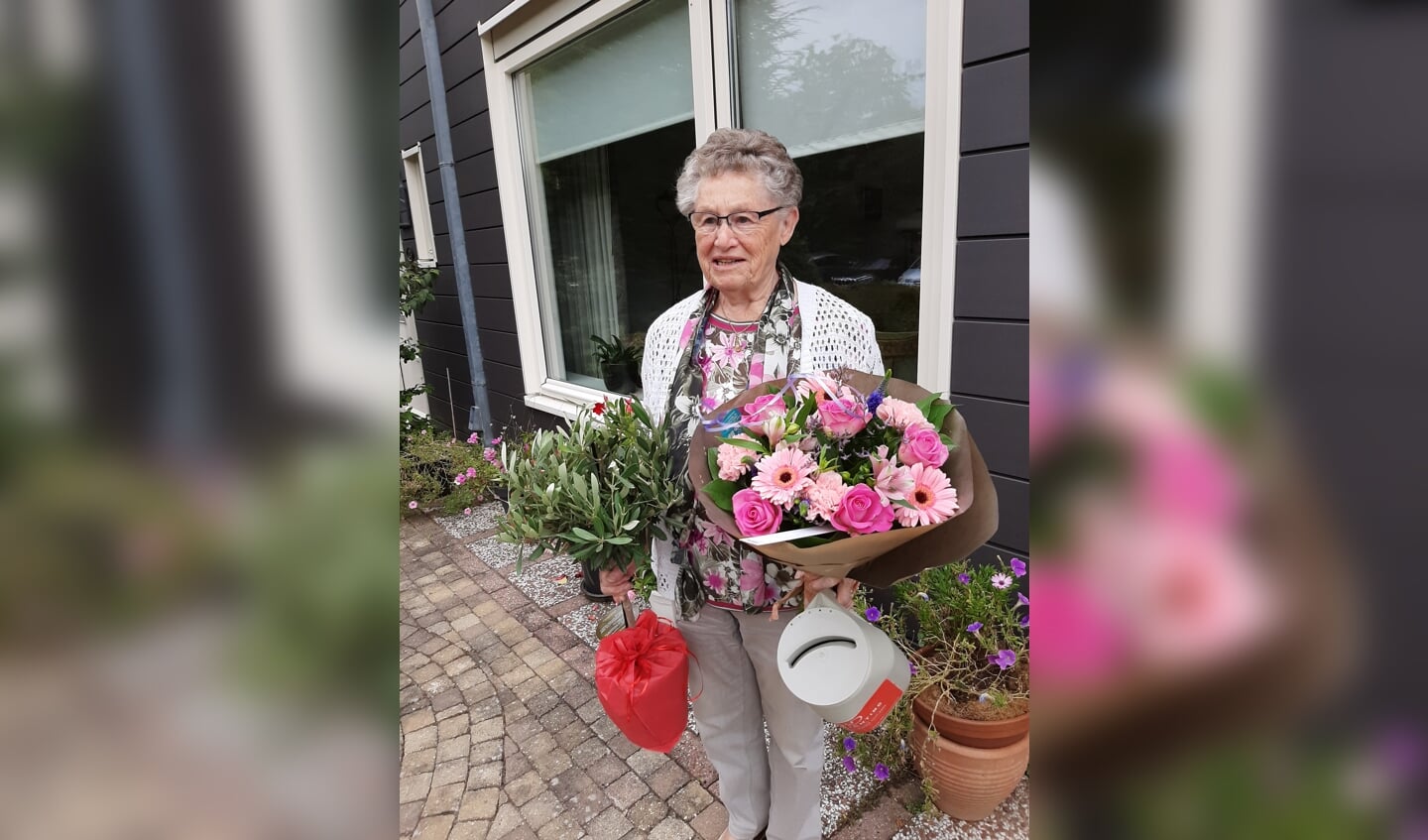 Bij haar afscheid als wijkcoördinator voor de Nierstichting werd Rikie Smallegoor vorige week flink in de bloemen gezet. Foto: Carolien Notten