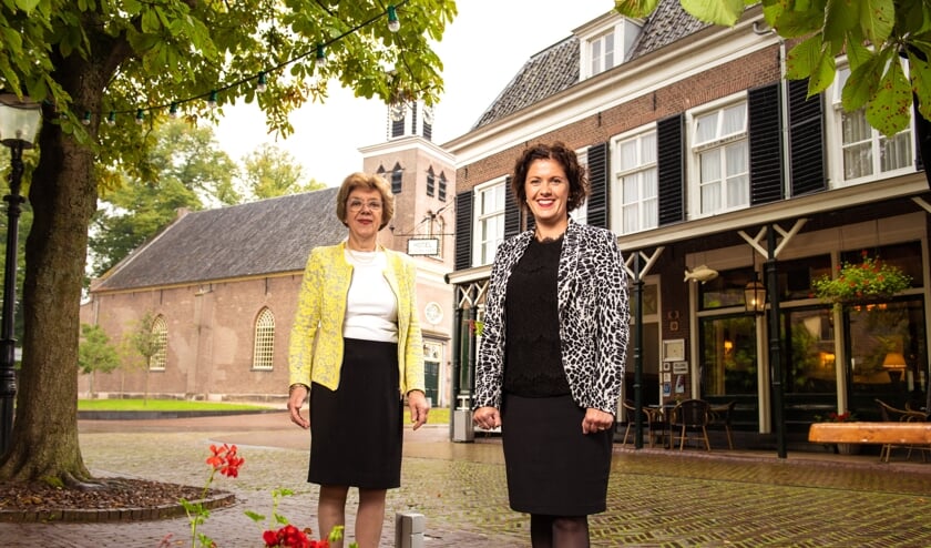 <p>Rita de van der Schueren en haar dochter Elisabeth Remmelink-de van der Schueren bij De Gouden Karper. Foto: Sven Scholten</p>