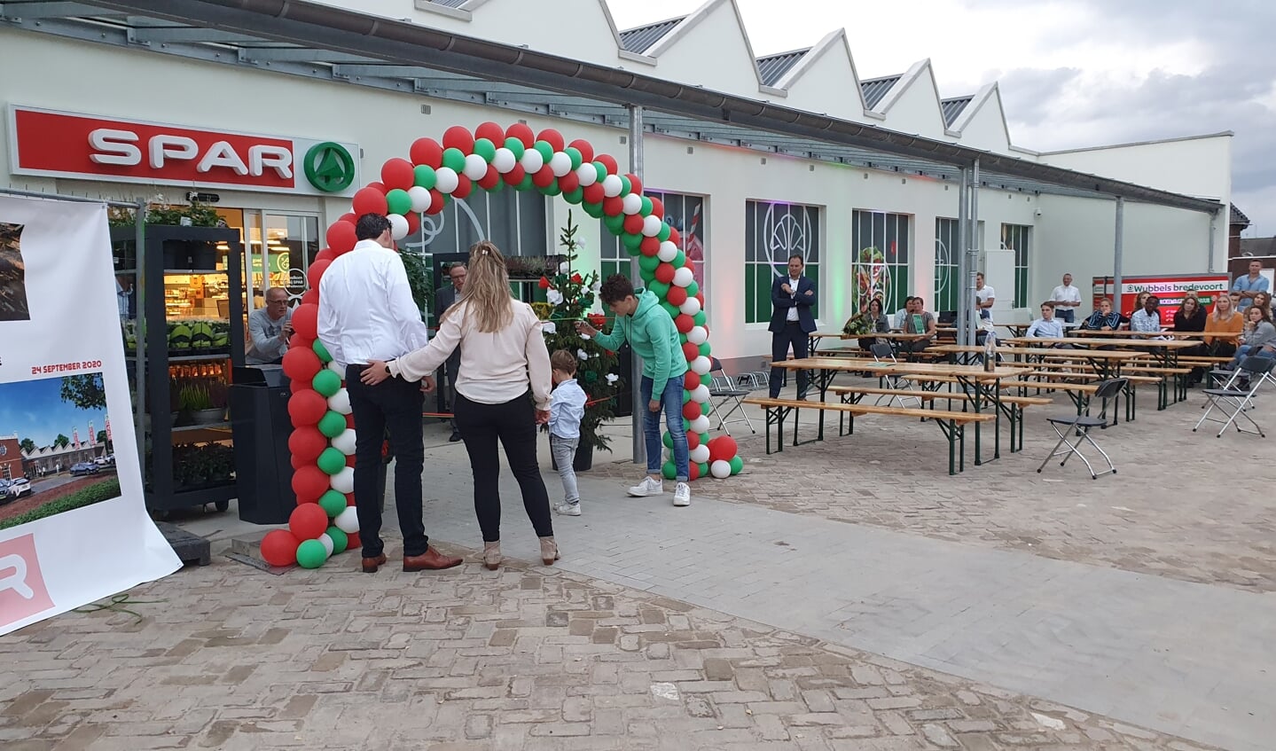 De zonen van Jorik Wubbels openen de nieuwe supermarkt. Foto: RTV Slingeland