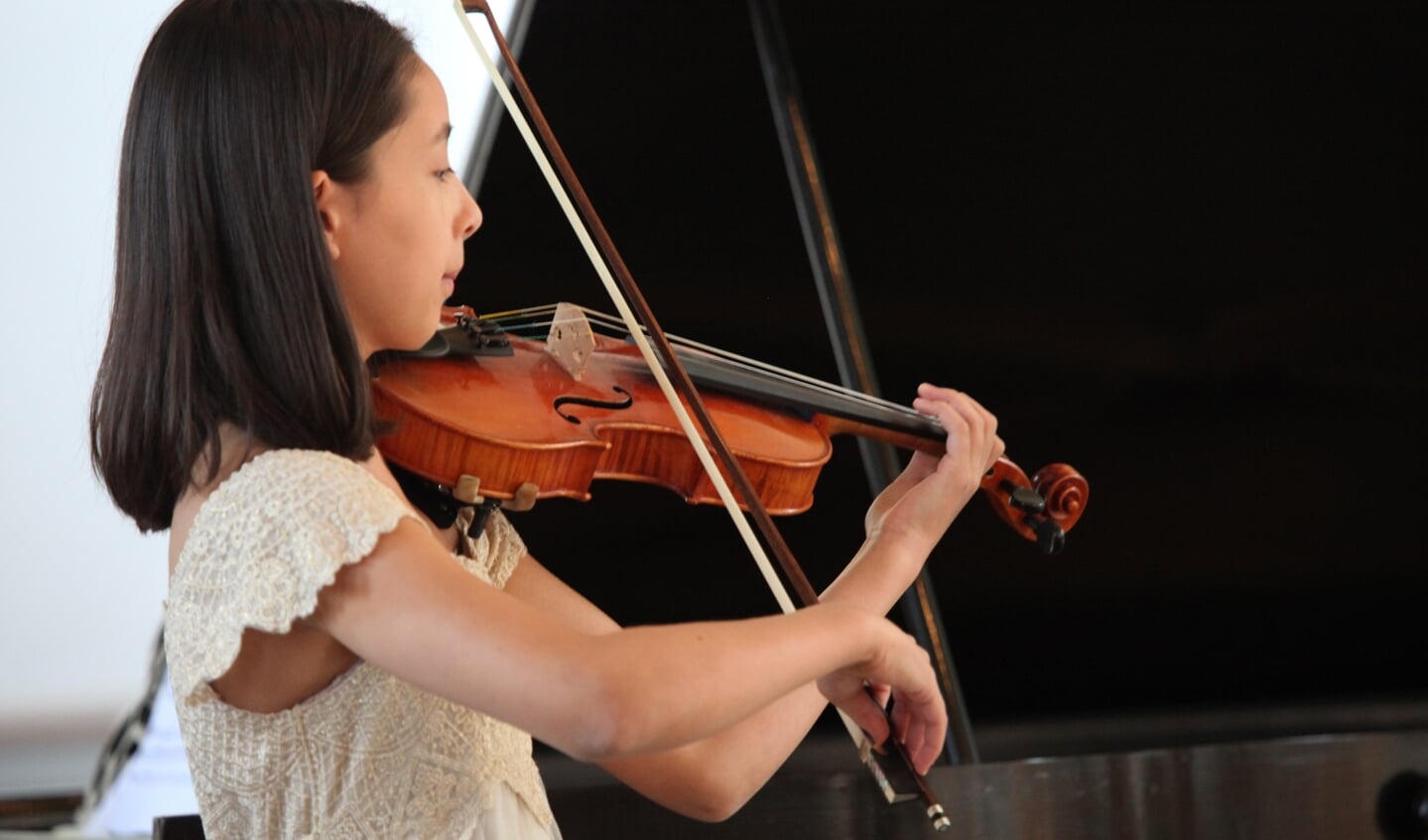 Emily Amano speelt viool en wordt door haar moeder op piano begeleid. Foto: Menno Leistra