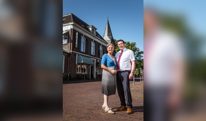 <p>Sandra Grootenhuijs en Dirk Holtslag bij Landhotel De Hoofdige Boer in Almen. Foto: Sven Scholten</p>