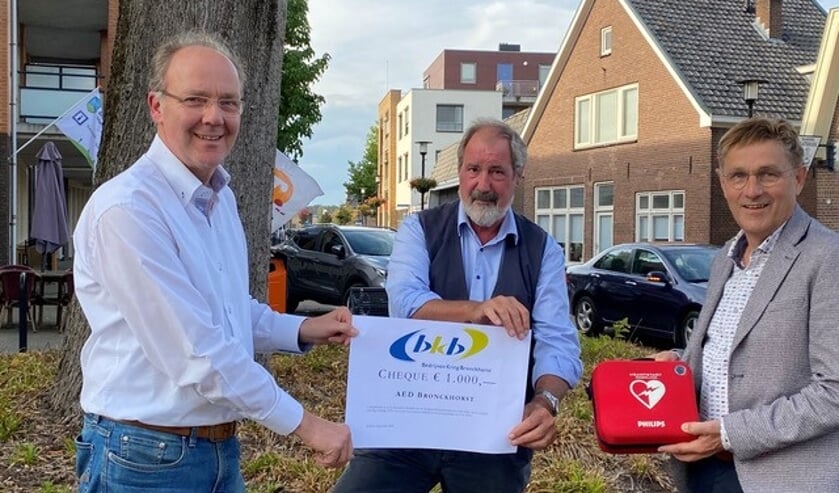 Pieter Gerrits overhandigt de cheque aan Johan van den Berg in het bijzijn van Herman Vrielink. Foto: PR