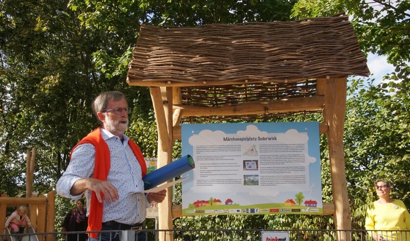 Werner Brand aan het woord bij de opening van de speeltuin. Foto: Frank Vinkenvleugel