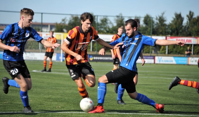 Sem Veeger, uitblinker van de wedstrijd met vijf doelpunten, hier in actie. Foto: Hans ten Brinke