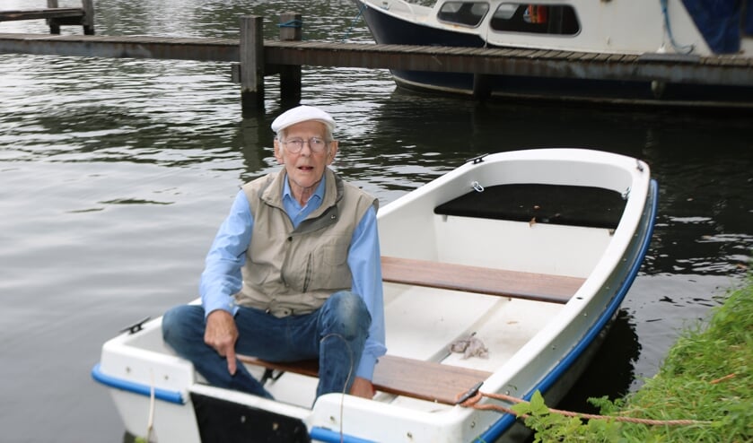 Cees van de Noort wijst de plek aan waar zijn buitenboordmotor heeft gezeten. Foto: Arjen Dieperink