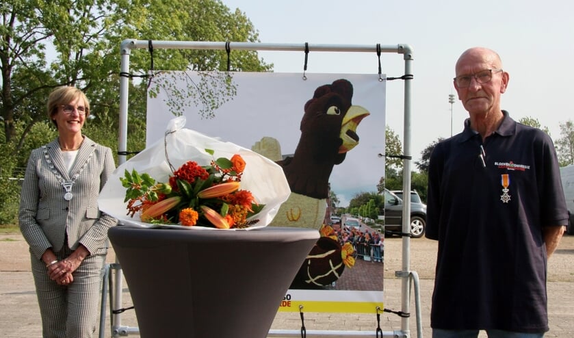 Burgemeester Bronsvoort en de koninklijk onderscheiden Fons te Plate. Foto: PR