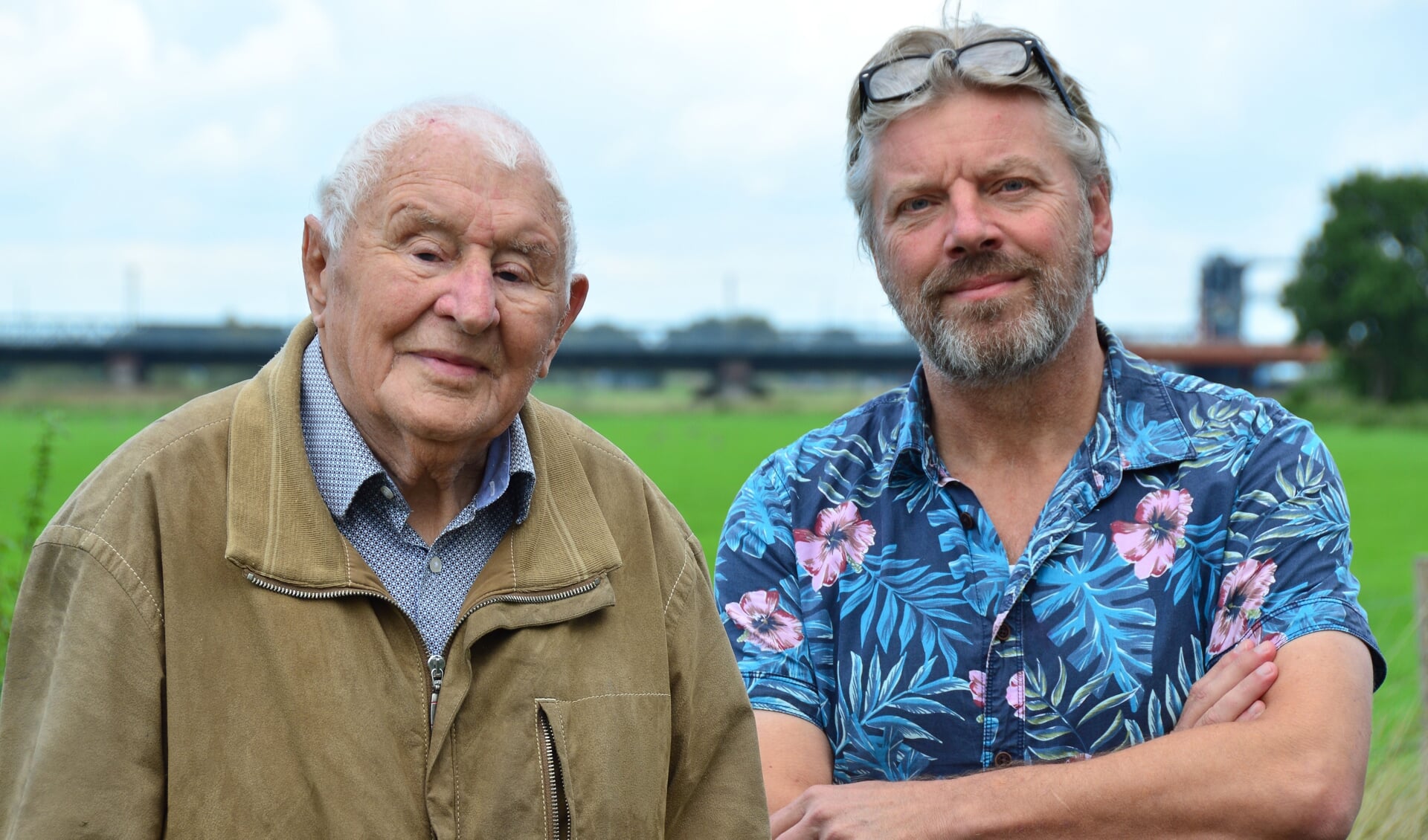Wicher Kollen en Ed Radstake op de plek waar het gevechtsvliegtuig van Bill Abbott in 1944 in de Zutphense
uiterwaarden neerstortte met op de achtergrond de oude IJsselbrug. Foto: Alize Hillebrink