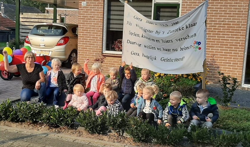 De kinderen met het felicitatiespandoek voor juf Gera. Foto: PR
