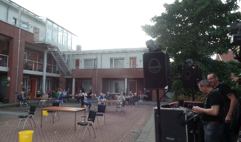 Het was gezellig bij Het Hemminkhof, mede dankzij de Tijdbrekers. Foto: Jan Hendriksen.