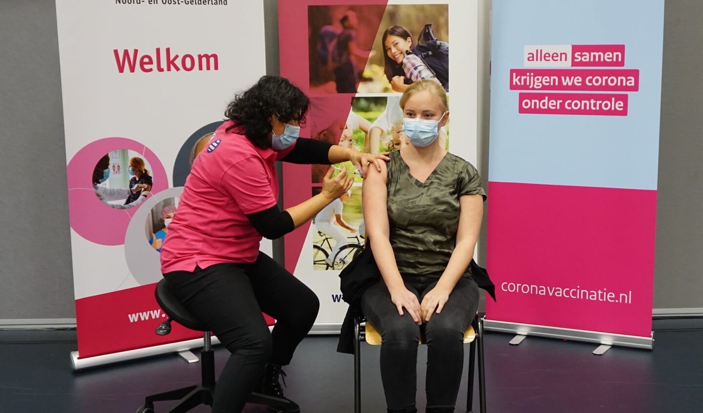 Kim Stemerdink, verpleegkundige bij Marga Klompé, krijgt een vaccinatie tegen corona.  Foto: GGD Noord- en Oost-Gelderland 