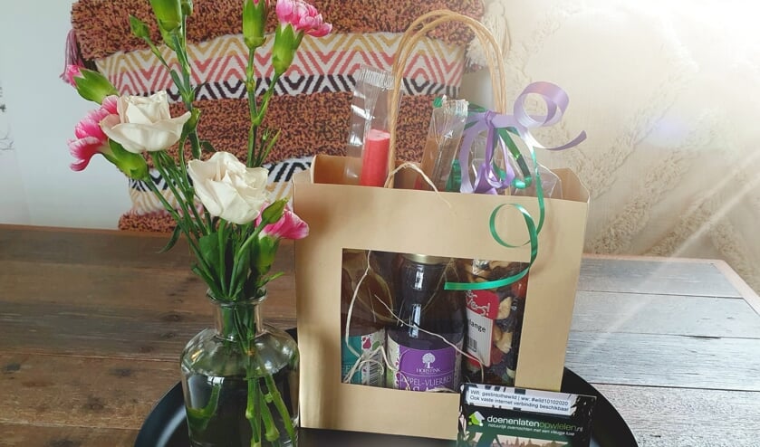 Een welkomstgeschenk en een persoonlijk briefje ligt klaar voor de gasten bij aankomst. Foto: Alice Rouwhorst