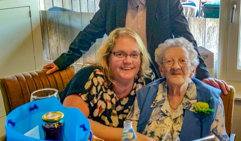 <p>Mevrouw Rietman met zoon Bert en kleindochter Titia. Eigen foto</p>