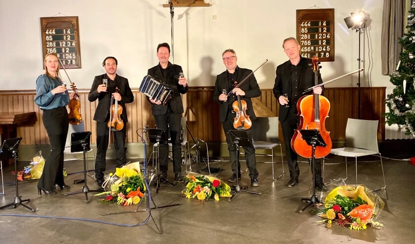In het midden Carel Kraayenhof vergezeld door het Matanqi Quartet. Foto: Petra Heusschen