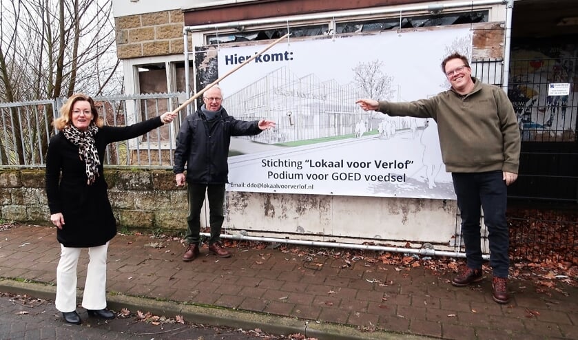 <p>Samen met Daan den Older (midden) en Ben Freriks (rechts) overhandigt wethouder Marieke Frank de sleutel voor de metamorfose van het voormalige Café Arink. Foto: Theo Huijskes</p>