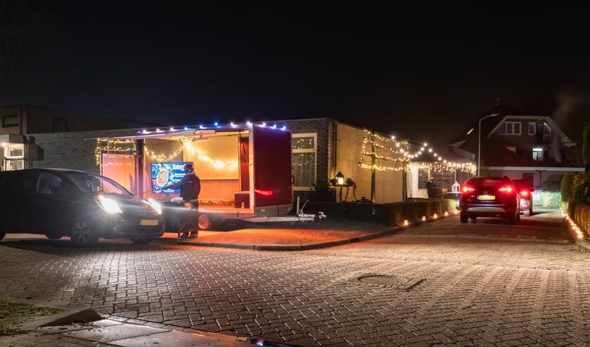 <p>Heel wat mensen sturen hun auto deze weken langs de Winterkost Afhaalpost van Ons Huis in Hengelo. Foto: Patrick Riethorst</p>