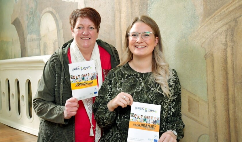 <p>Carola Schroer (links) en Antonia Cornelißen van het GrensInfoPunt van de Euregio Rijn-Waal. Foto: Rüdiger Dehnen</p>
