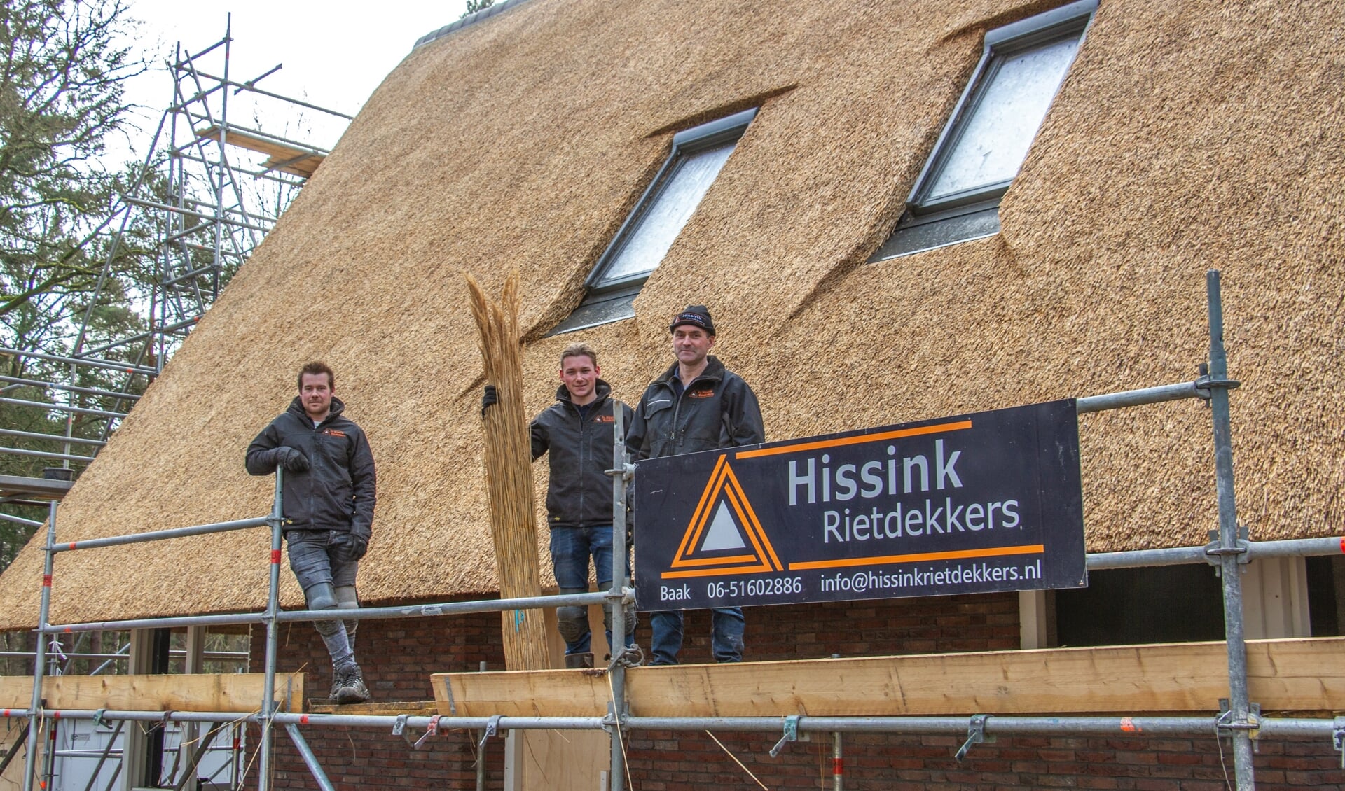 Nick, Stijn en René Franken van Hissink Rietdekkers hebben de rieten kap van Huis Reebok gerealiseerd. Foto: Liesbeth Spaansen