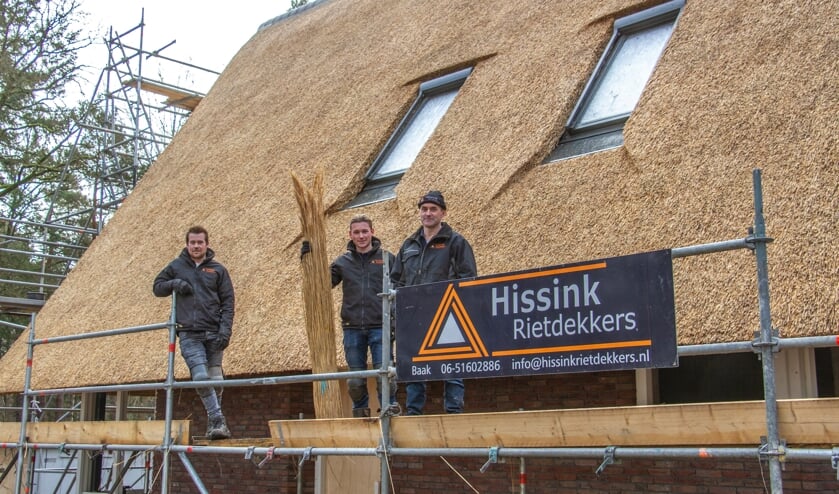 <p>Nick, Stijn en René Franken van Hissink Rietdekkers hebben de rieten kap van Huis Reebok gerealiseerd. Foto: Liesbeth Spaansen</p>