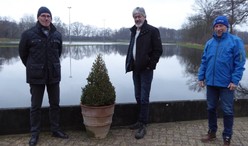 (vlnr) Ben Hogemans, Ab Boschman en Joop Pasman van de Needse IJsclub. Foto: Rob Weeber