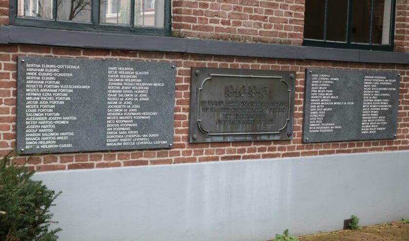 <p>Aan de synagoge hangen de platen met de namen van de vermoorde Joodse burgers van de stad Lochem. Foto: Arjen Dieperink</p>