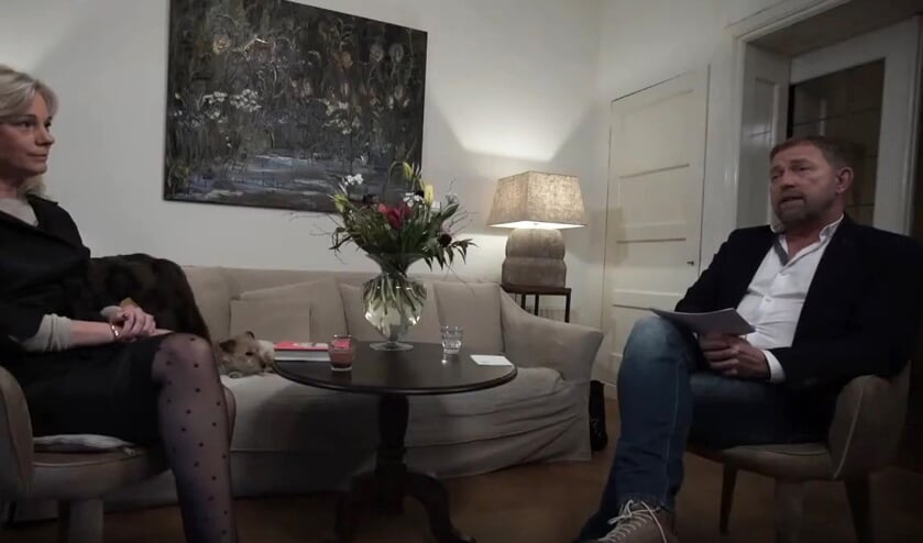 Tijdens het gesprek met presentator en Zutphenaar Harm Edens konden inwoners live meekijken en vragen stellen. Foto: PR