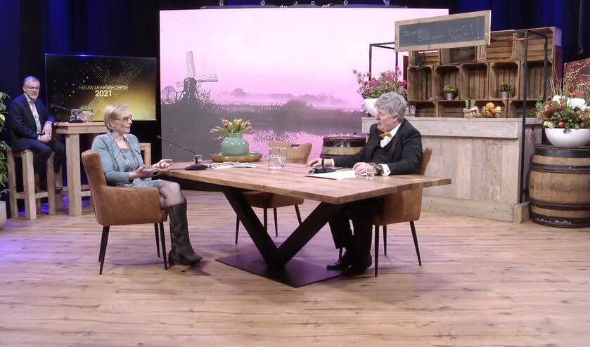 <p>Burgemeester Marianne Besselink in gesprek met speaker Frans Miggelbrink. Wethouder Evert Blaauw zit links aan een eigen tafel. Beeld: MediaCows</p>