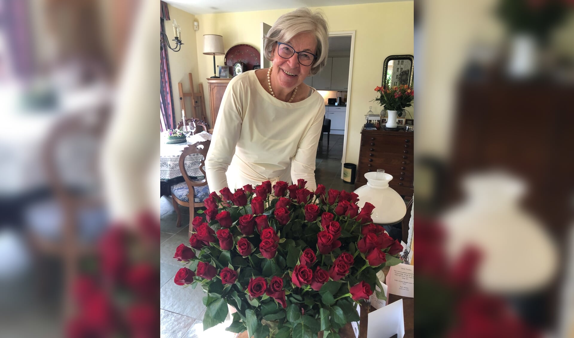 Tineke Roorda, op haar 76ste verjaardag door haar man Sjoerd verblijd met 76 rozen. Eigen foto
