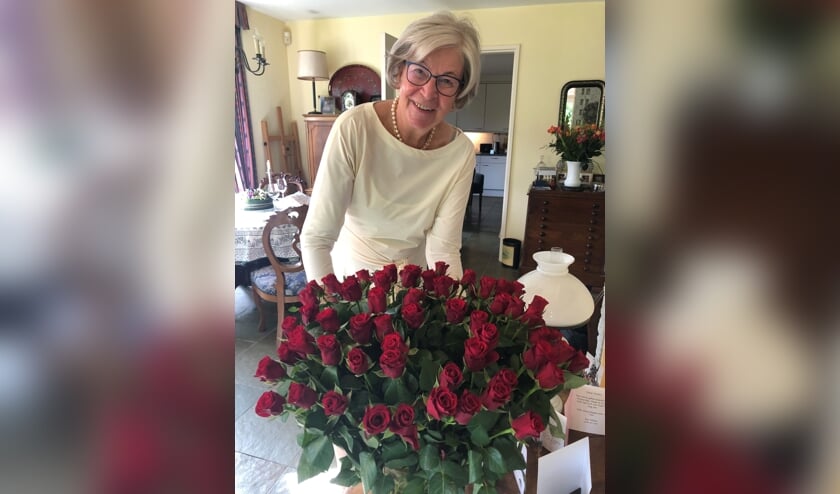 <p>Tineke Roorda, op haar 76ste verjaardag door haar man Sjoerd verblijd met 76 rozen. Eigen foto</p>