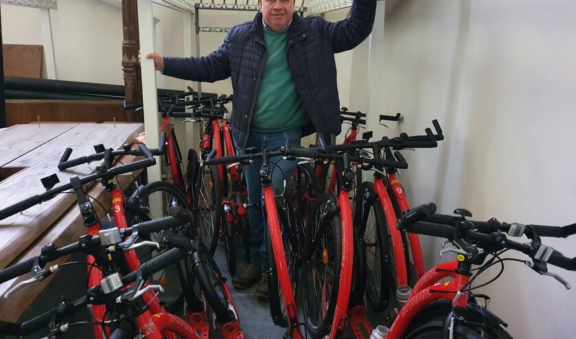 <p>Erik Mentink temidden van zijn kickbikes die al een tijdje ongebruikt in der Oude Calixtuskerk staan. Foto: Henri Walterbos</p>