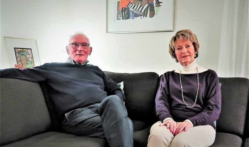 <p>Niek en Leny Beurskens in hun appartement in Groenlo. Foto: Theo Huijskes</p>