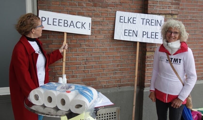 <p>Greetje van Amstel (rechts) tijdens een handtekeningenactie op station Winterswijk. Foto: Clemens Bielen</p>
