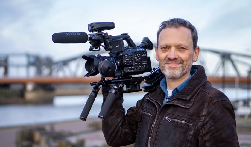 <p>John Post maakt videoproducties. De drone gebruikt hij daarbij als 'tool'. Foto: Roy Huetink</p>